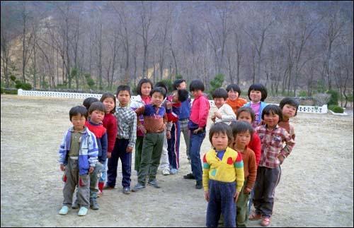 차렷. 똑바로 섯. 세상에서 제일 착한 애들이었다. 